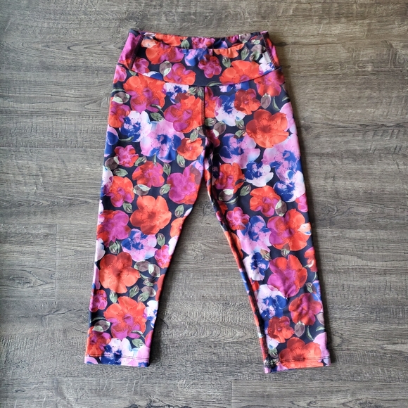 SALE! Flower Capri Leggings - Picture 2 of 6